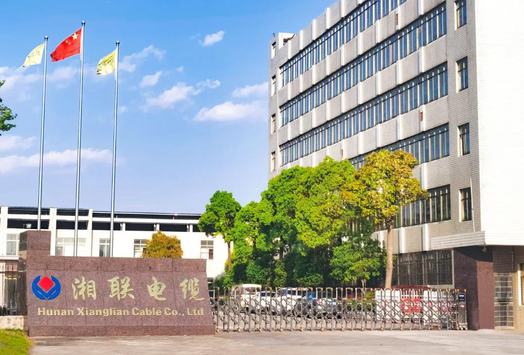 今日小雪，用一組湘聯(lián)小伙伴拍攝的美照來迎接廠區(qū)的冬天！
